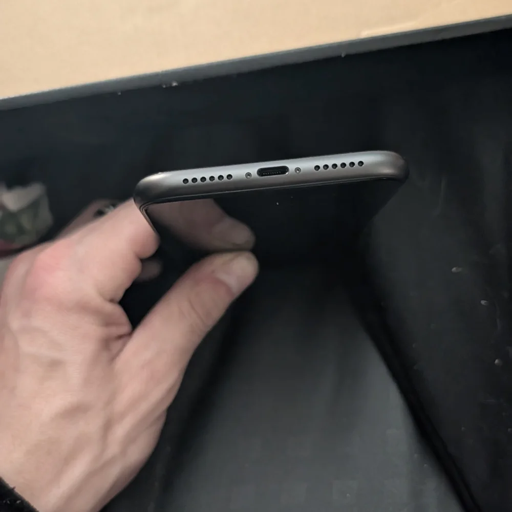 Apple iPhone 11 - Sleek Black - Picture 3 of 6
